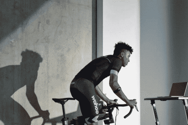 Ciclismo indoor vs. Clase de spinning: ¿Qué es mejor?